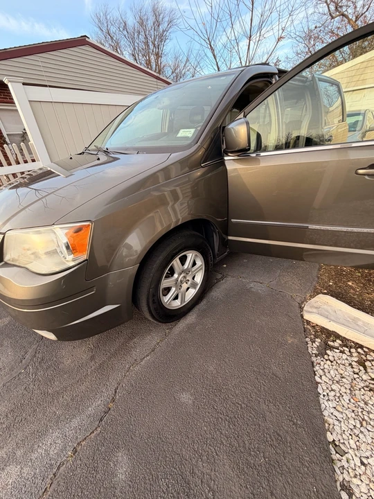 2010 Chrysler Town & Country - Image 3 of 18