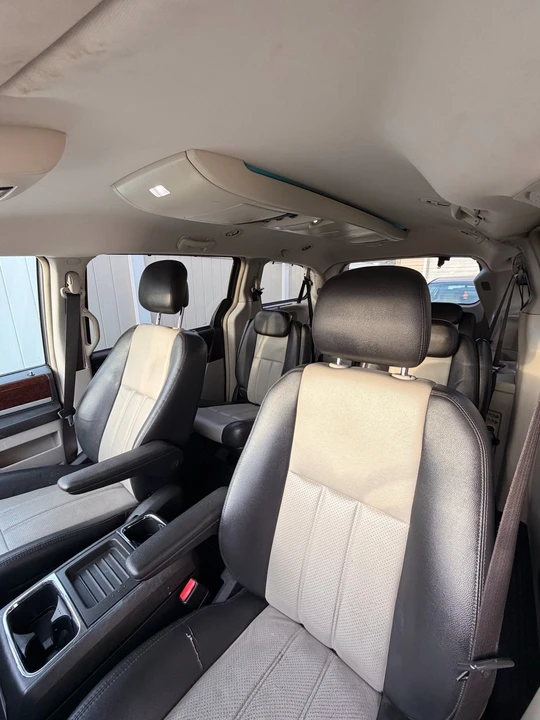 2010 Chrysler Town & Country - Image 18 of 18