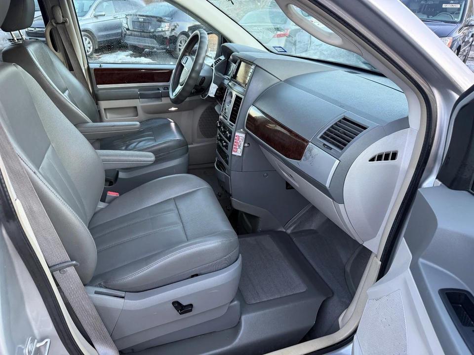 2010 Chrysler Town & Country - Image 13 of 20