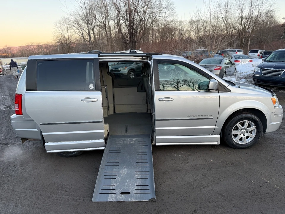 2010 Chrysler Town & Country - Image 15 of 20