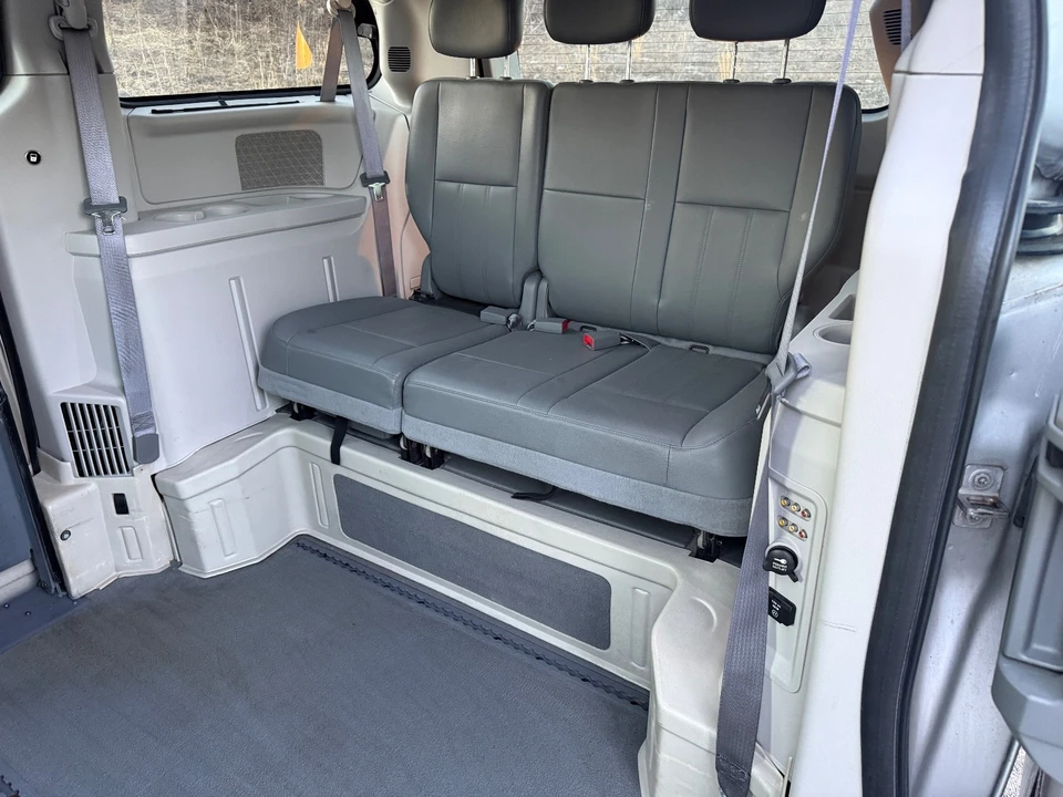 2010 Chrysler Town & Country - Image 17 of 20