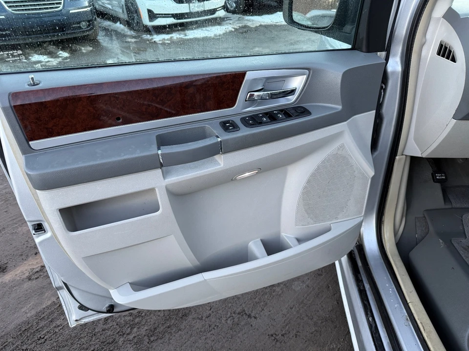 2010 Chrysler Town & Country - Image 9 of 20