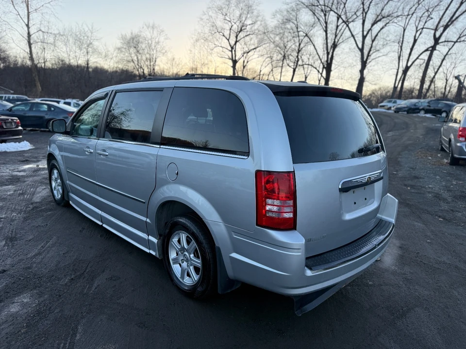 2010 Chrysler Town & Country - Image 4 of 20