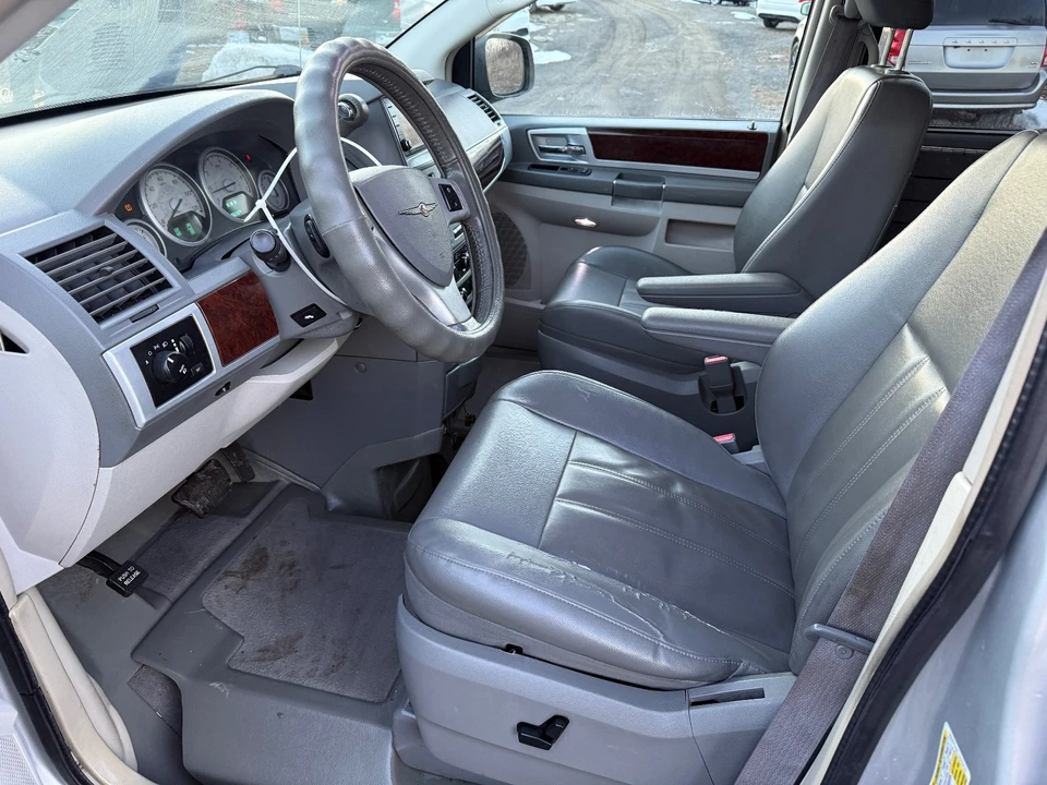 2010 Chrysler Town & Country - Image 10 of 20