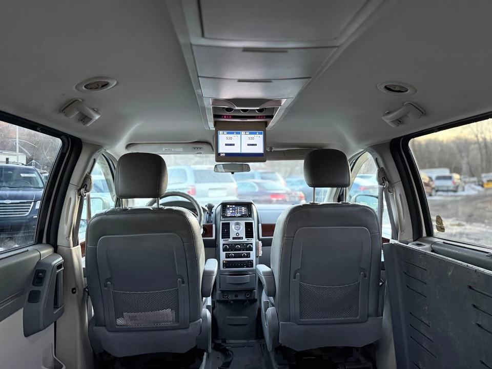 2010 Chrysler Town & Country - Image 18 of 20