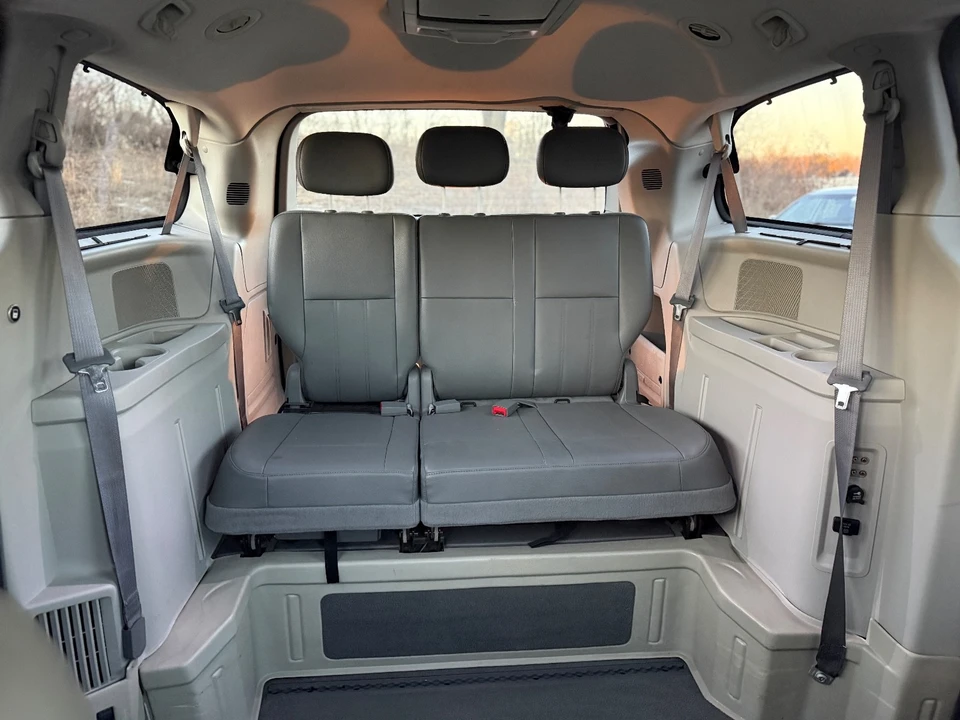 2010 Chrysler Town & Country - Image 16 of 20