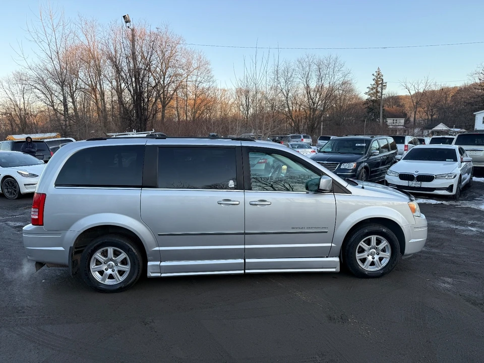2010 Chrysler Town & Country - Image 6 of 20