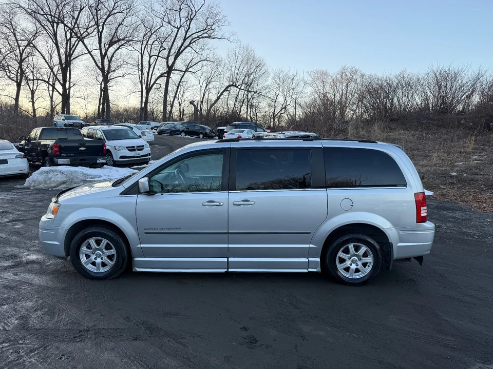 2010 Chrysler Town & Country - Image 3 of 20