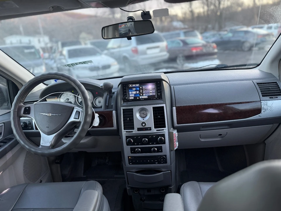 2010 Chrysler Town & Country - Image 11 of 20
