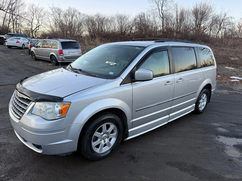 2010 Chrysler Town & Country - Image 2 of 20