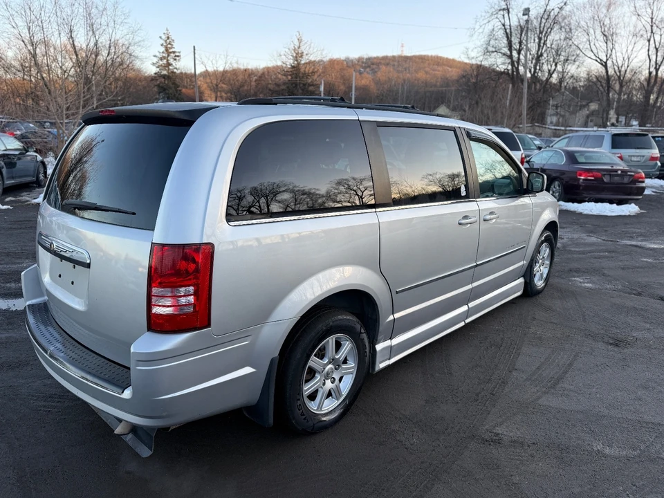 2010 Chrysler Town & Country - Image 5 of 20