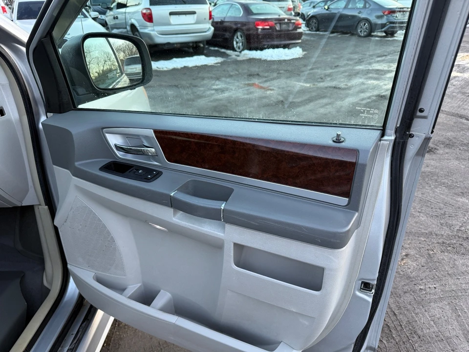 2010 Chrysler Town & Country - Image 14 of 20