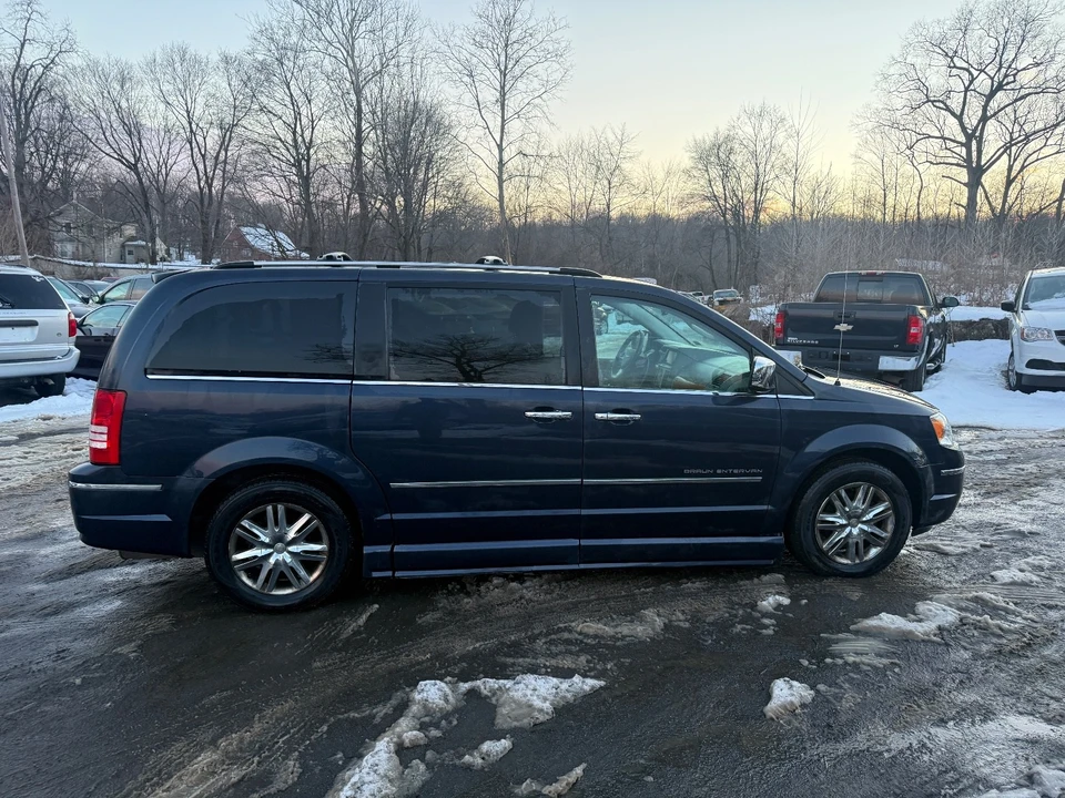 2010 Chrysler Town & Country - Image 6 of 19