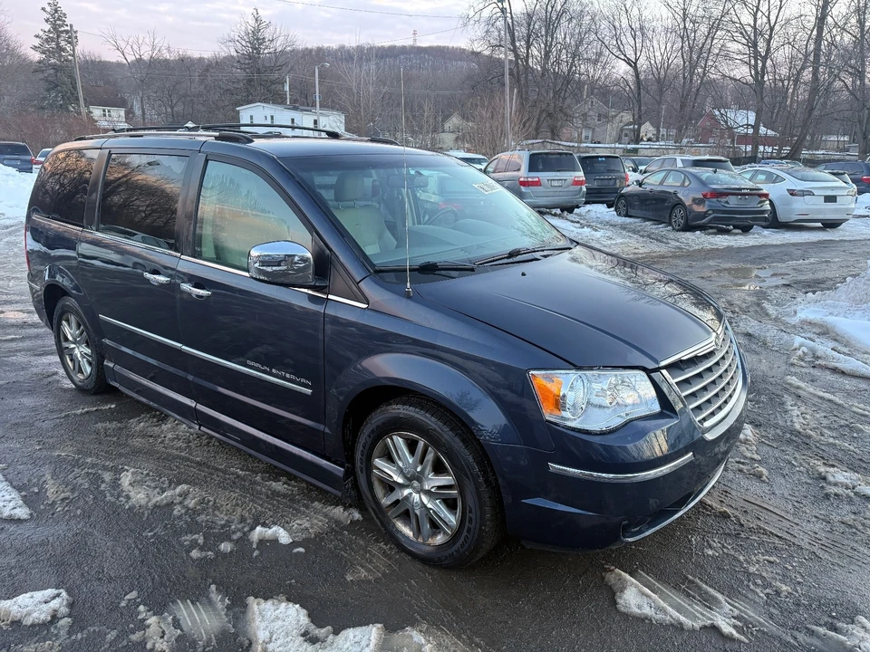 2010 Chrysler Town & Country - Image 7 of 19