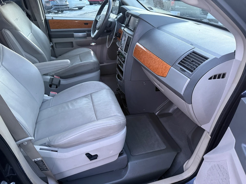 2010 Chrysler Town & Country - Image 12 of 19