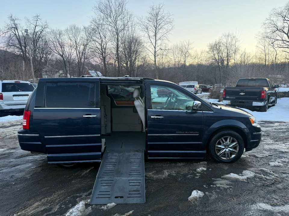 2010 Chrysler Town & Country - Image 14 of 19