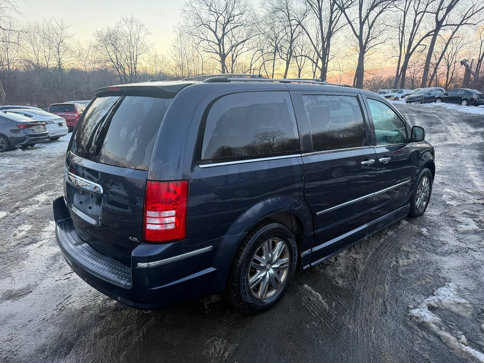 2010 Chrysler Town & Country - Image 5 of 19