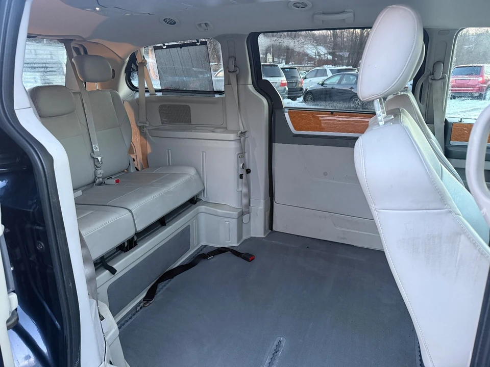 2010 Chrysler Town & Country - Image 15 of 19
