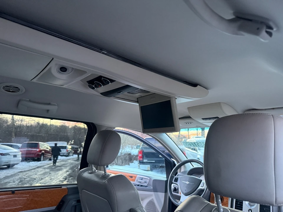 2010 Chrysler Town & Country - Image 19 of 19