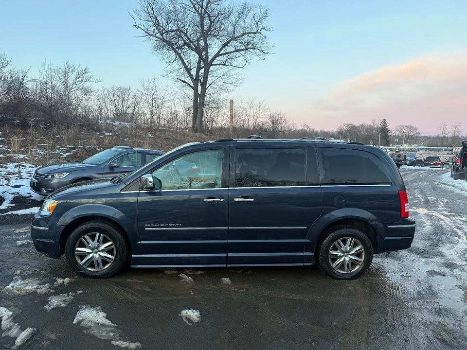 2010 Chrysler Town & Country - Image 3 of 19