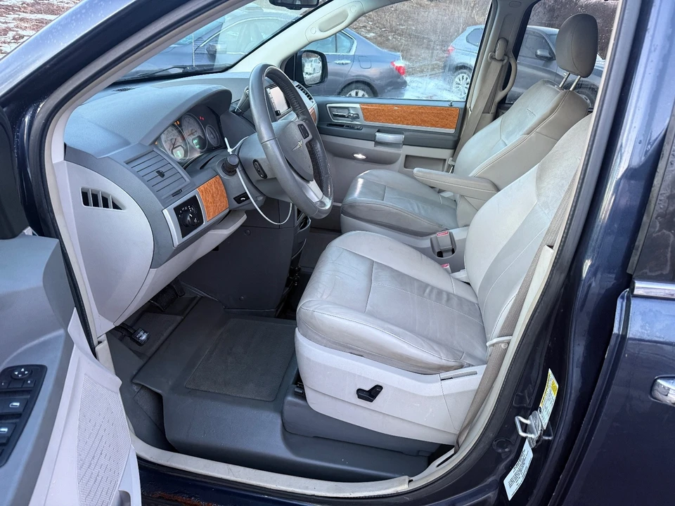 2010 Chrysler Town & Country - Image 10 of 19