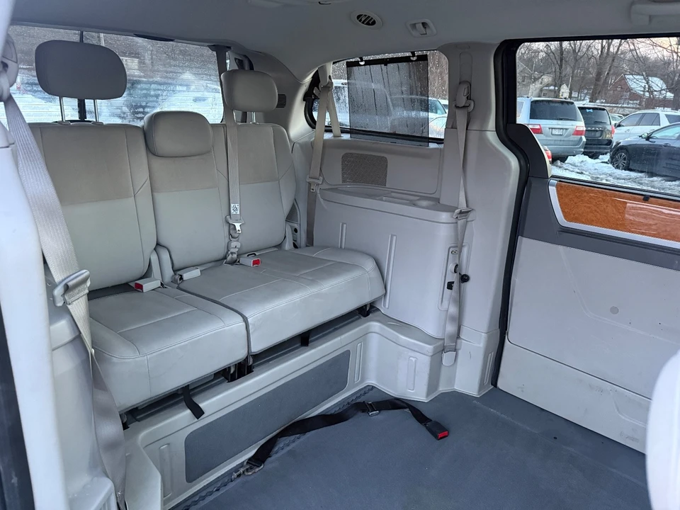 2010 Chrysler Town & Country - Image 16 of 19