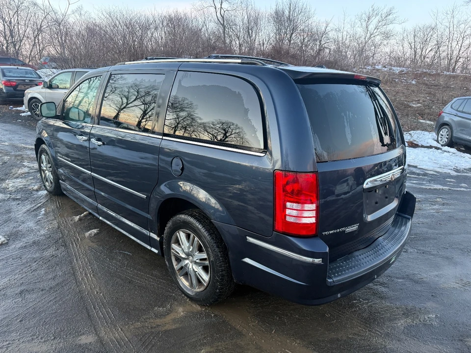 2010 Chrysler Town & Country - Image 4 of 19