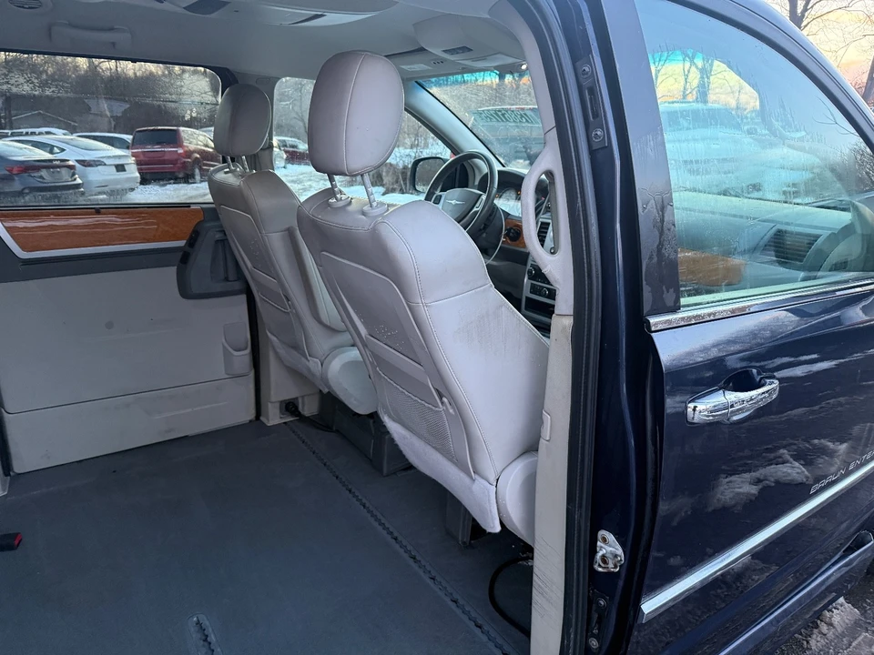 2010 Chrysler Town & Country - Image 17 of 19