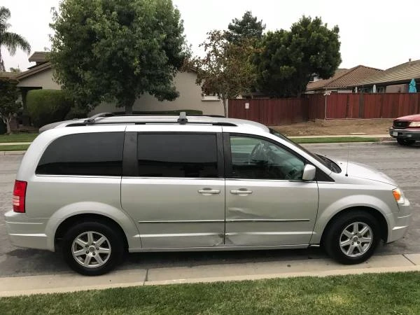 2010 Chrysler Town & Country - Image 6 of 10
