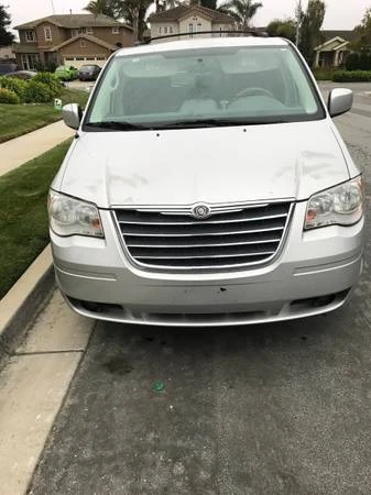 2010 Chrysler Town & Country - Image 4 of 10