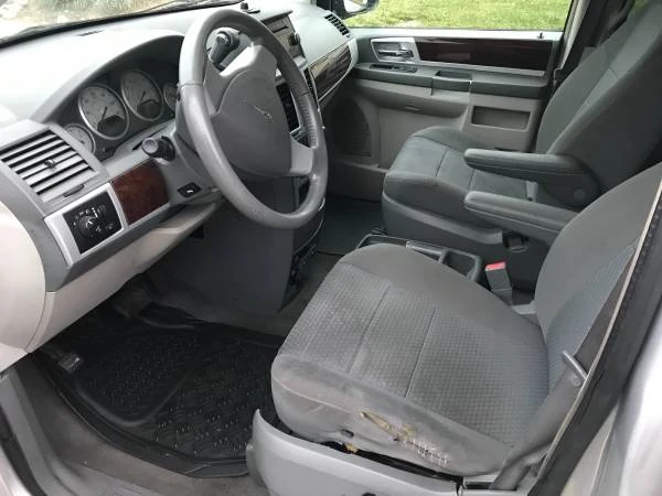 2010 Chrysler Town & Country - Image 7 of 10