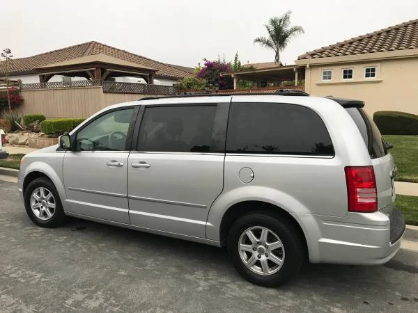 2010 Chrysler Town & Country - Image 2 of 10