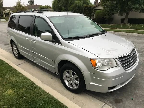 2010 Chrysler Town & Country - Image 3 of 10