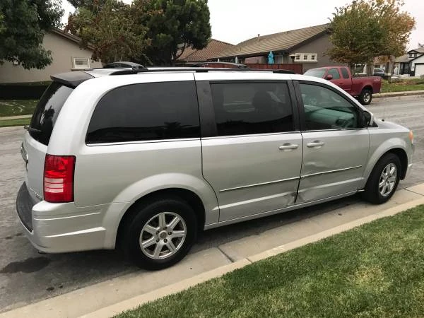 2010 Chrysler Town & Country - Image 5 of 10