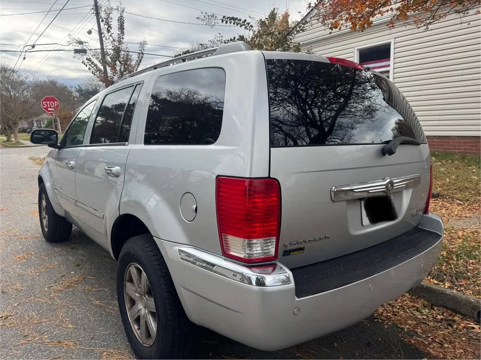 2010 Chrysler Aspen - Image 2 of 8