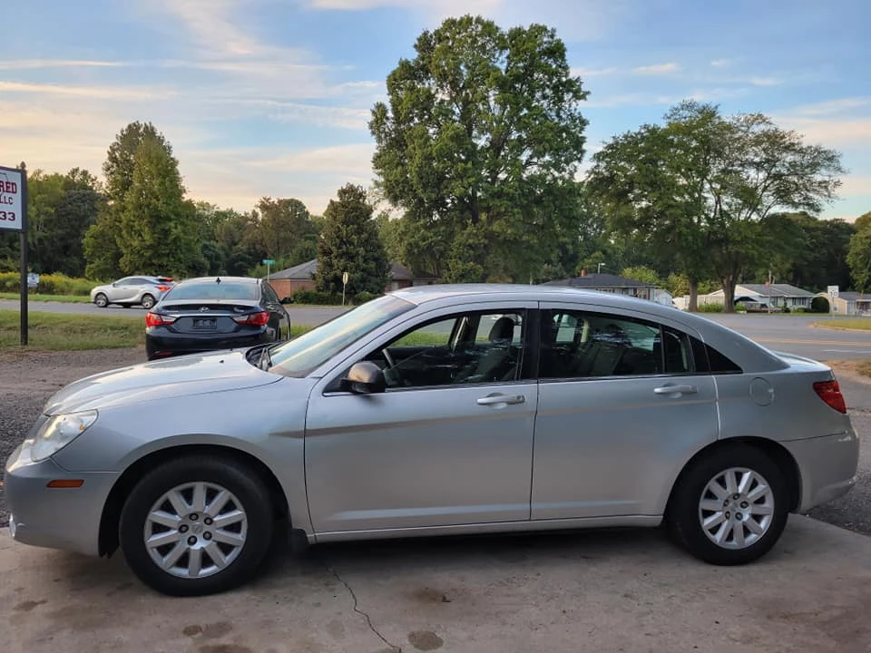 2010 Chrysler Sebring - Image 2 of 12