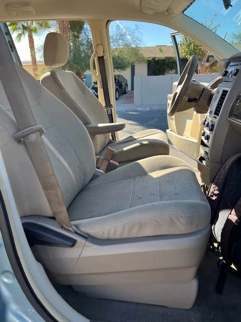 2010 Chrysler Town & Country - Image 10 of 17
