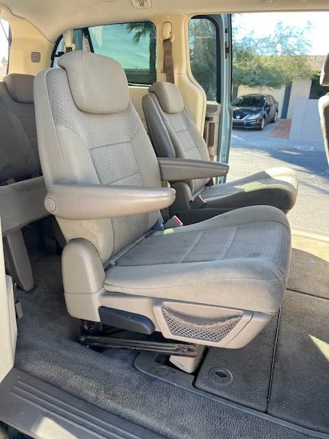 2010 Chrysler Town & Country - Image 14 of 17