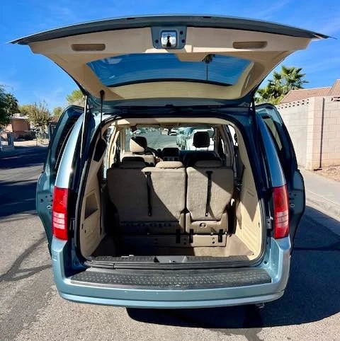 2010 Chrysler Town & Country - Image 11 of 17