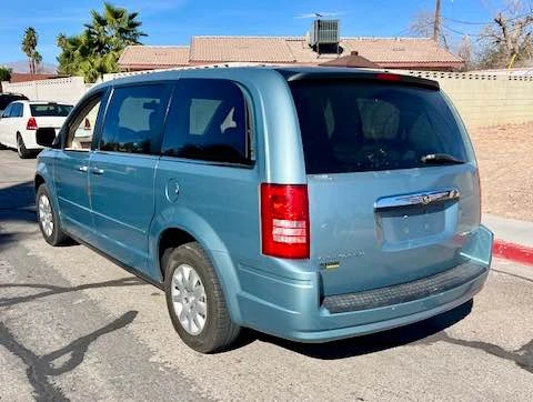 2010 Chrysler Town & Country - Image 8 of 17