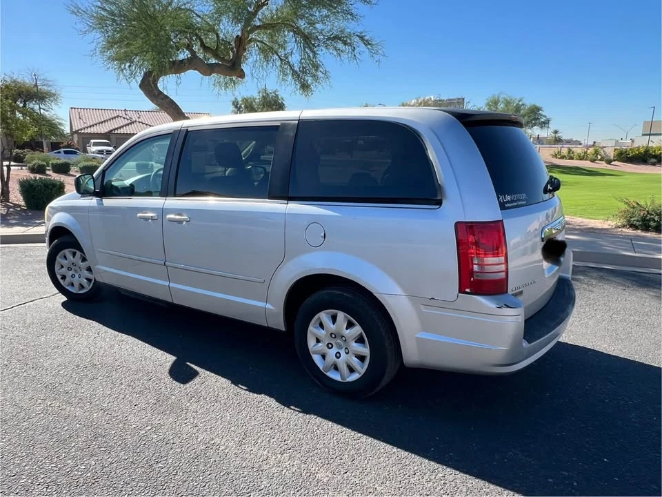 2010 Chrysler Town & Country - Image 5 of 15
