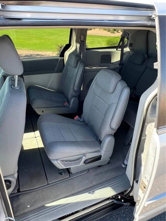 2010 Chrysler Town & Country - Image 11 of 15