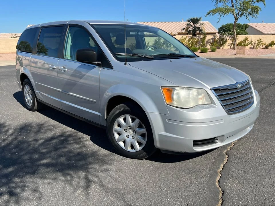 2010 Chrysler Town & Country - Image 2 of 15