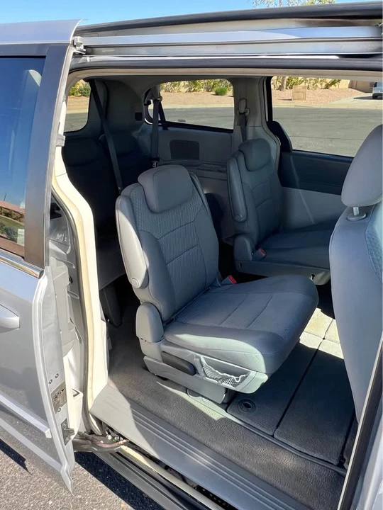 2010 Chrysler Town & Country - Image 8 of 15