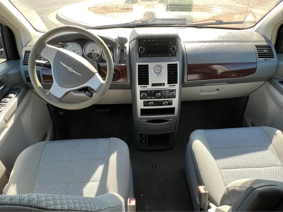 2010 Chrysler Town & Country - Image 13 of 15