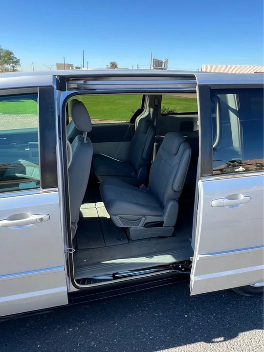 2010 Chrysler Town & Country - Image 10 of 15