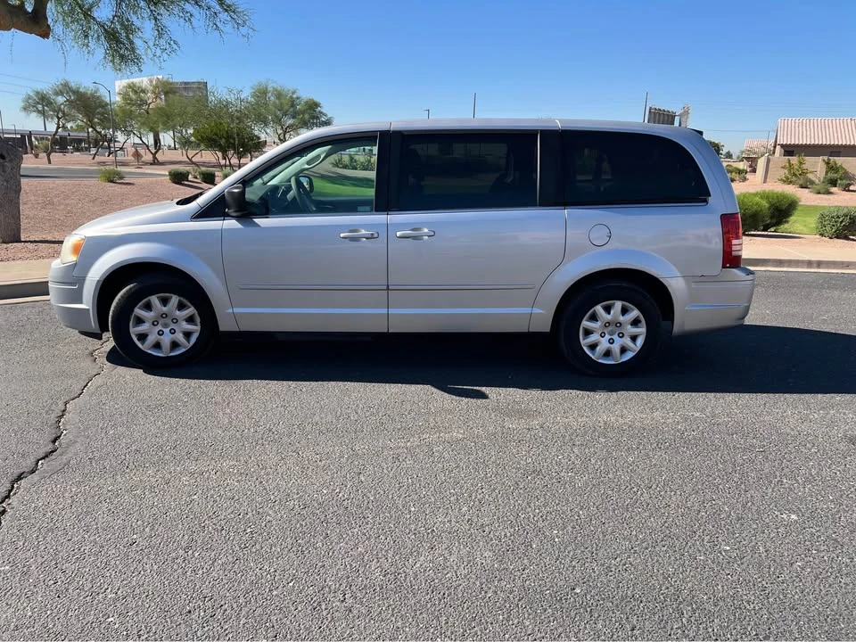 2010 Chrysler Town & Country - Image 6 of 15
