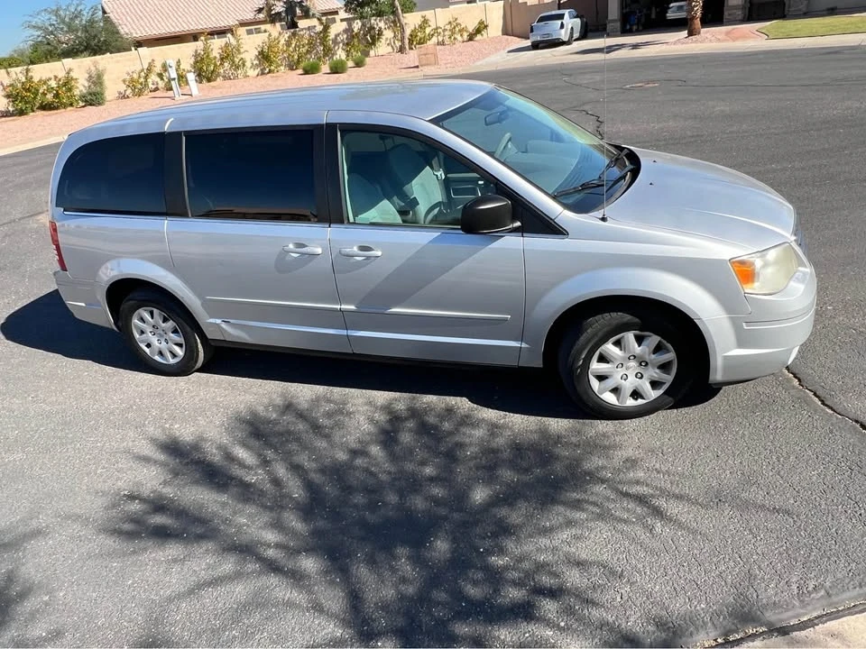 2010 Chrysler Town & Country - Image 3 of 15