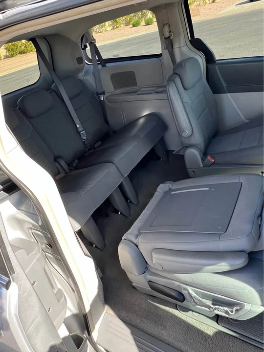 2010 Chrysler Town & Country - Image 9 of 15