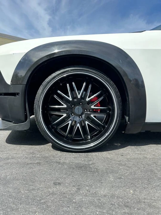 2010 Dodge Challenger 3rd Gen - Image 13 of 15